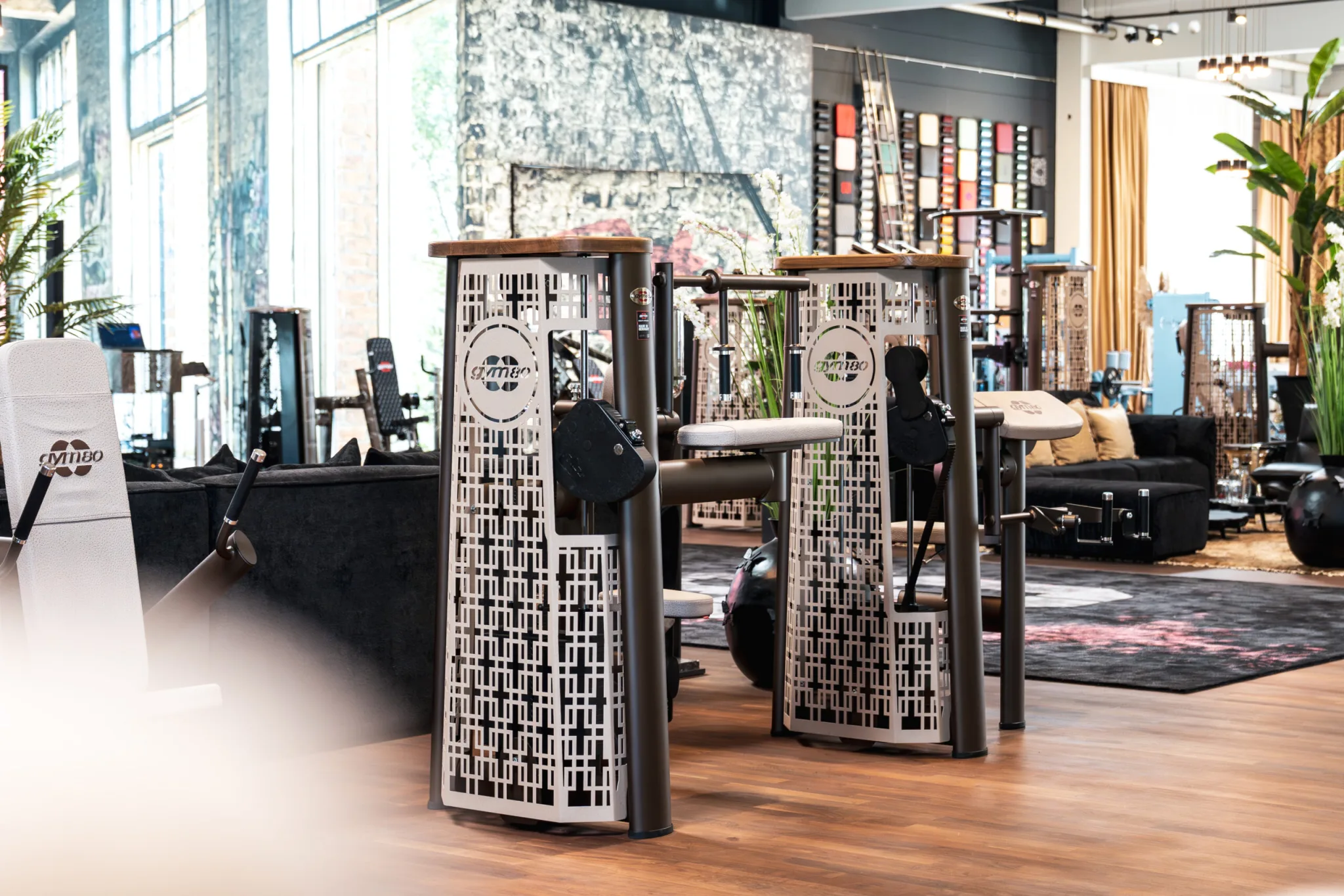 Kuvvet antrenmanı ekipmanları ve sıcak mimari detaylarla düzenlenmiş bir gym80 antrenman alanı