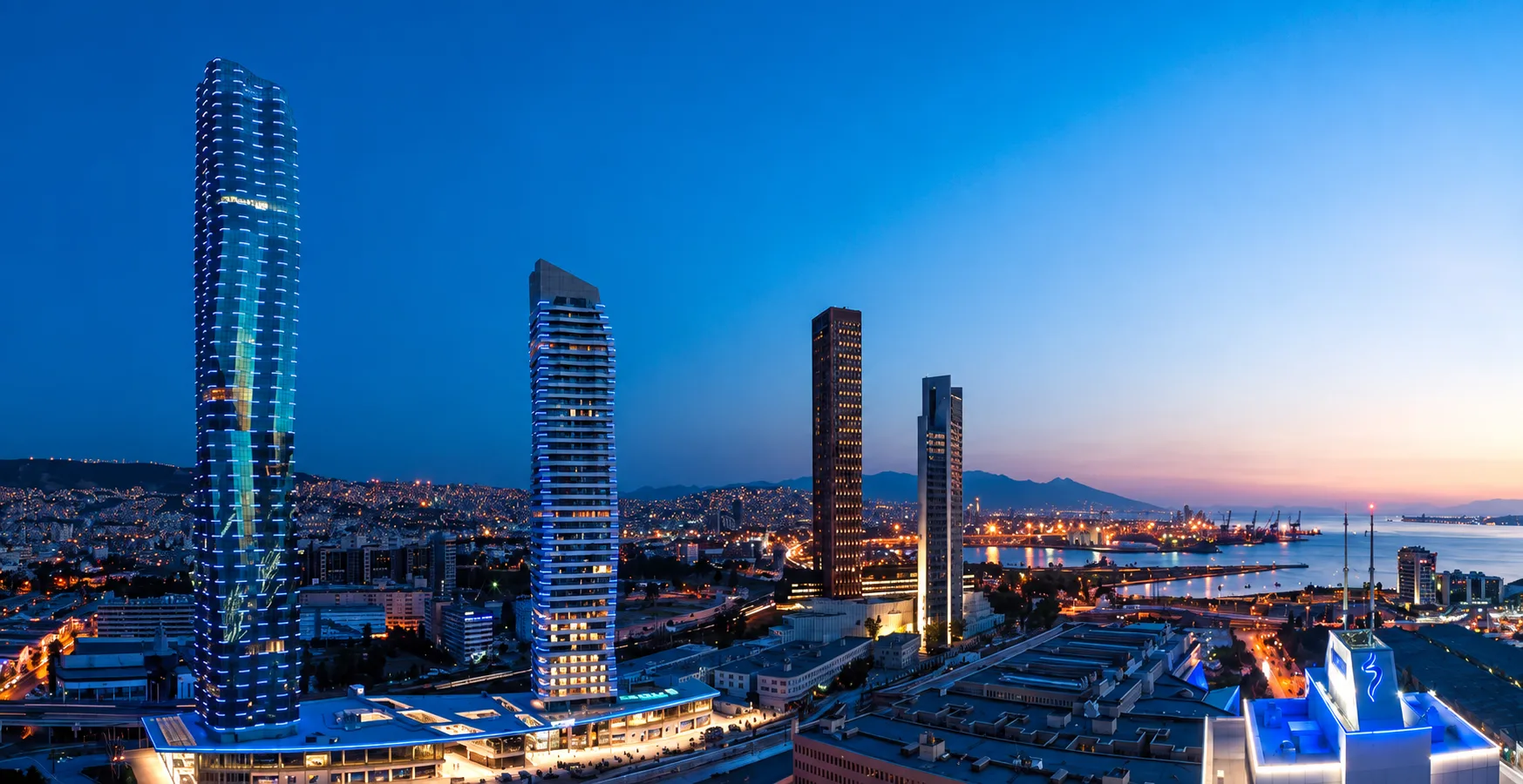 Alacakaranlıkta İzmir kıyısı ve iş merkezleri